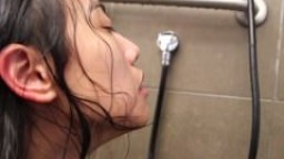 Une jeune asiatique dans la douche hd