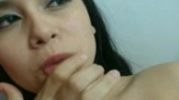 Les gros seins plein de lait d'une latine à la webcam  - Vidéo porno hd
