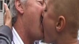 Une jeune femme chauve se fait embrasser et baiser par un vieux - Film x hd