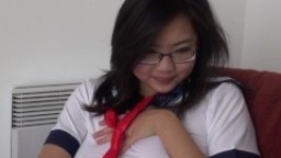 Une jeune étudiante japonaise en uniforme utilise un sextoy sur son clitoris hd