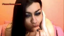 La sexy roumaine Serena se gode durement à la webcam