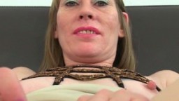 Une mature britannique sexy en porte-jarretelles se gode la moule - Vidéo porno hd