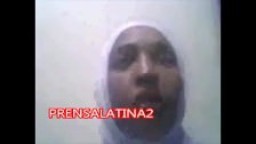 Arabe voilée montre ses seins à la webcam