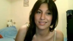 Une arabe montre ses gros seins à la webcam