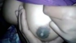 Une jeune indienne se fait peloter les seins par son mec - Film porno