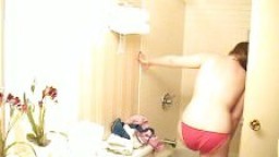 Une jeune rondelette filmée en caméra cachée dans sa douche