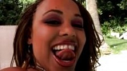Sexy ebony suceuse de noix baisée