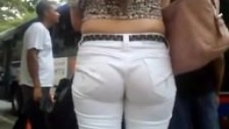 Cul brésilien en pantalon blanc