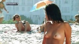 Les jolis seins d'une brésilienne filmés