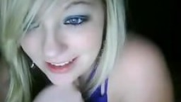 Jeune britannique montre ses gros seins à la webcam