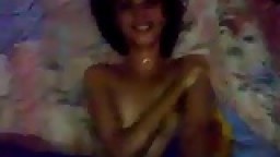 Il oblige sa copine à se montrer nue à la webcam