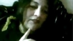 Une arabe mature montre ses gros seins à la webcam