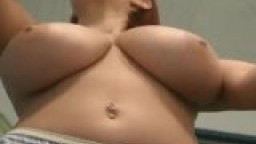 Caméra cachée - femme à gros seins