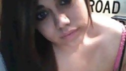 Une jeune rondelette montre ses seins à la webcam