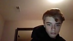 Un jeune canadien montre son trou du cul étroit à la webcam