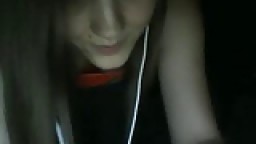 Canadienne de 22 ans montre ses petits seins à la webcam
