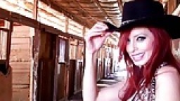 Milf canadienne Shanda Fay baisée dans la grange - Vidéo porno