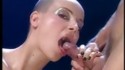 Femme chauve se prend du sperme dans la bouche