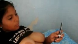 Un mec filme les gros seins naturels de sa petite amie péruvienne - Film porno