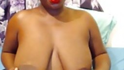 Tashay: une black avec les seins qui tombent suce un gode à la webcam hd