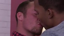 Un mec veut baiser avec le frère de sa petite amie - Vidéo porno HD