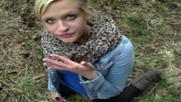 Une jolie blonde allemande chauffe son mec dans la voiture et finit par se faire enculer en forêt hd #02