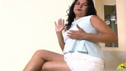 La mature mexicaine Lucia s'amuse toute seule - Vidéo x - #01