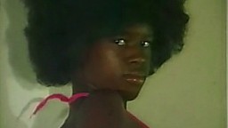 Vidéo vintage d'une jeune femme noire avec des seins massifs qui se déshabille - xxx - #02