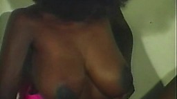 Vidéo vintage d'une jeune femme noire avec des seins massifs qui se déshabille - Film x - #02