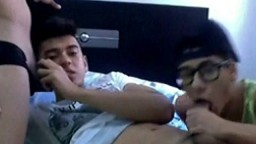 Trois jeunes gays colombiens se sucent à la webcam - Vidéo porno - #01
