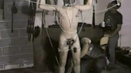 Vidéo vintage d'un bondage brutal avec torture des couilles - Film x gay