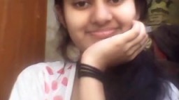 Une jeune et jolie indienne montre ses seins à la webcam - Vidéo x