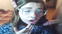 Une petite jeune à lunettes se prend une éjaculation faciale à la webcam - Vidéo porno