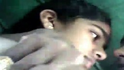 Une jeune indienne se fait lécher les seins dans une voiture - Vidéo x - #01