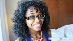 Une femme black aux cheveux frisés se fait fourrer après le sport - Vidéo porno hd