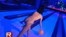 Cette brunette sans complexe joue nue dans un bowling public - Film x