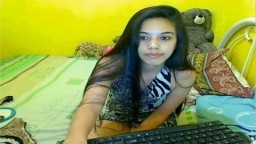 Une jeune asiatique au regard innocent dévoile son cul à la webcam - Vidéo x
