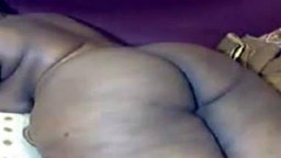 Une grosse femme noire montre son cul à la webcam - Vidéo x - #01