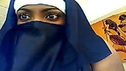 Cette turque voilée aux yeux noirs caresse ses gros seins et se masturbe à la webcam - Film porno
