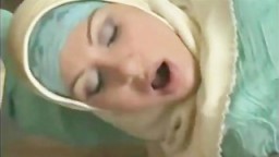 Cette fille musulmane en hijab se fait baiser dans les escaliers - Film x
