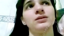 Une arabe en chaleur se met la chatte en feu à la webcam - Film porno