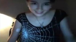 Cette jeune hollandaise montre ses seins et son cul à la webcam - Vidéo porno