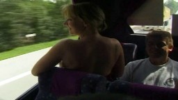 Une excursion libertine avec des couples matures belges commencen dans le bus - Film porno