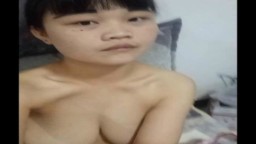 Cette chinoise montre sa chatte et se doigte à la webcam - Film porno