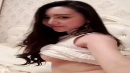 Une escorte chinoise montre son magnifique corps à la webcam - Vidéo x