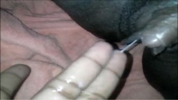 Le gros clitoris d'une black qui met ses doigts dans sa chatte mouillée - Film porno