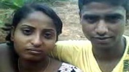 Il se filme en train de lécher les seins de sa copine indienne - Vidéo porno