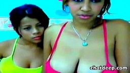 Ces lesbiennes latinas aiment se montrer à la webcam - Vidéo porno - #01