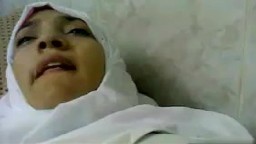 Cette tunisienne prend son pied pendant que son mec la filme - Vidéo porno