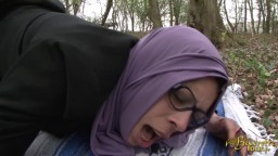 Une arabe en niqab se fait sodomiser dans la nature - Vidéo x hd
